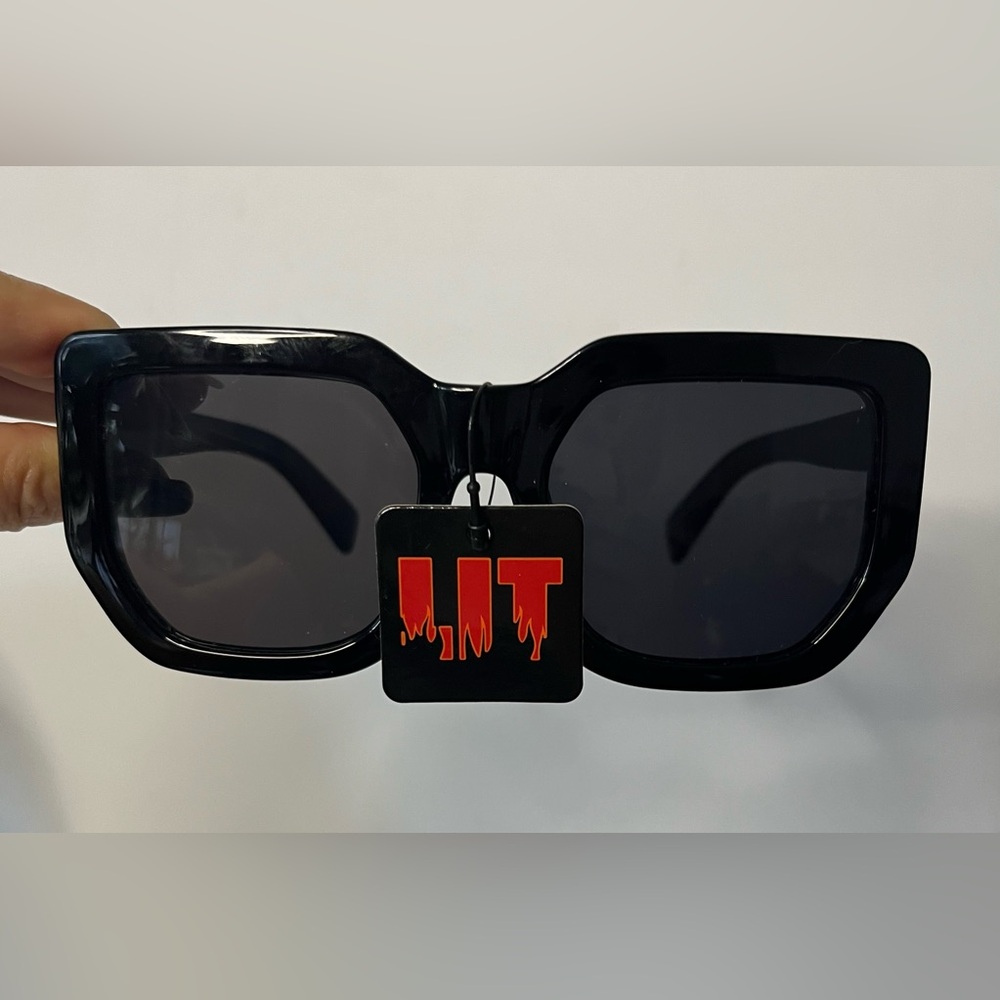 Retro Oversized Square Frame Sunglasses Black Silver Tone Tiger Embellishment - Picture 11 of 11